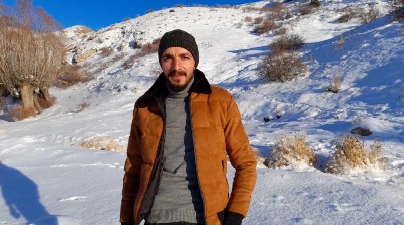 Merdivenden kızak yaptılar, aracın arkasına bağlayıp doyasıya eğlendiler
