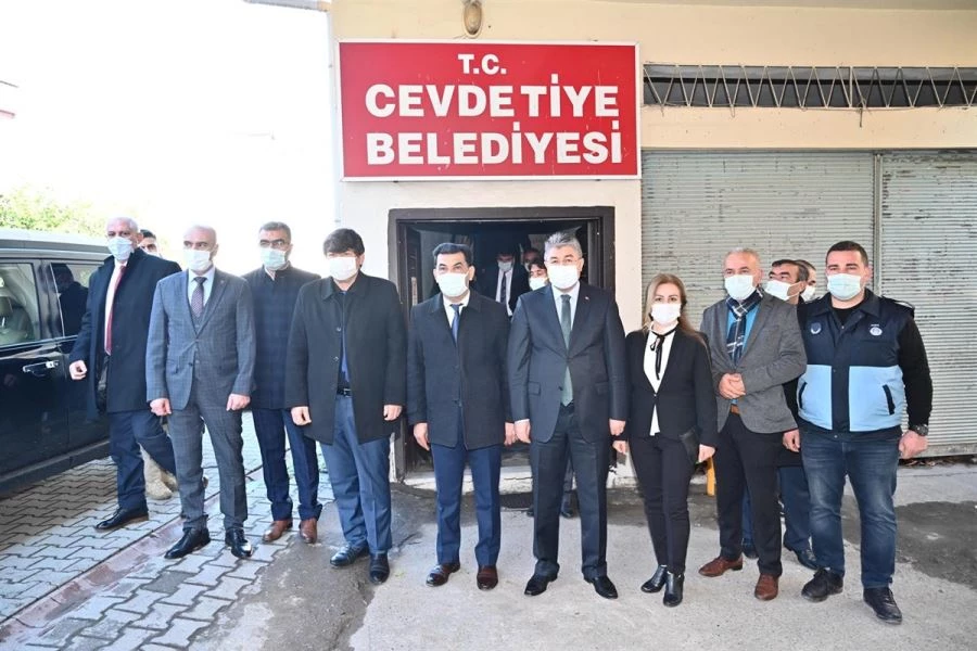 VALİ DR. ERDİNÇ YILMAZ, CEVDETİYE BELEDİYESİ’Nİ ZİYARET ETTİ