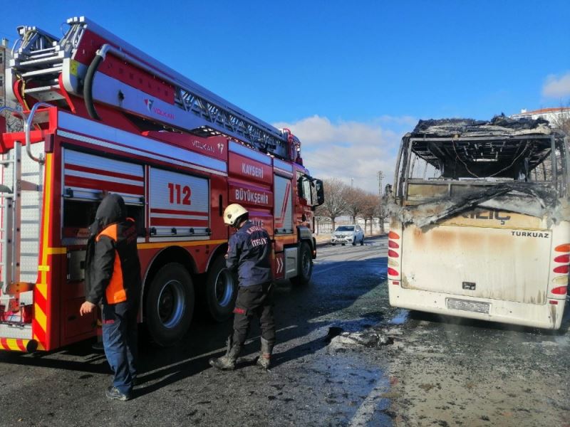 Seyir halindeyken yanmaya başlayan işçi servisi küle döndü
