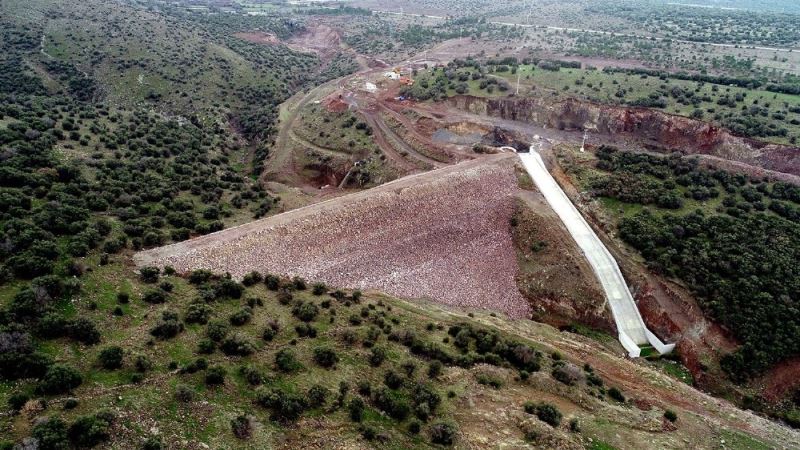 Aliağalı üreticilerin sabırsızlıkla beklediği Kalabak Barajı’nın gövde dolgusu tamamlandı
