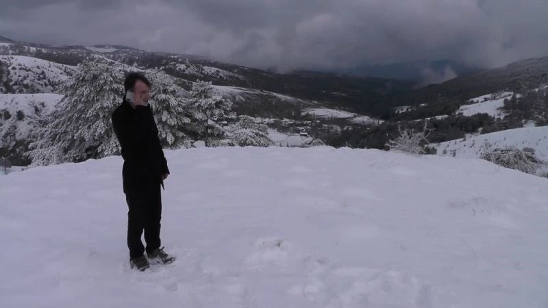 Dünyayla iletişimi sağlamak için tepeye çıkıyorlar
