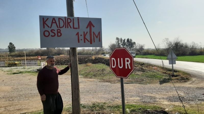 Adres soranlardan bıktı, yola yön tabelası yaptırdı
