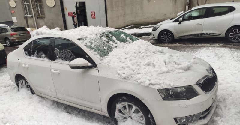 Kar kütleleri aracın üzerine düştü, faciadan dönüldü
