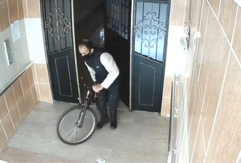 Bisiklet hırsızının kameralara yansıyan rahat tavırları pes dedirtti
