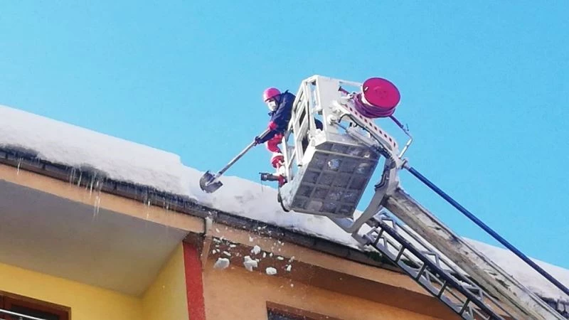 Belediyeden kar kütlesi ve sarkıt uyarısı
