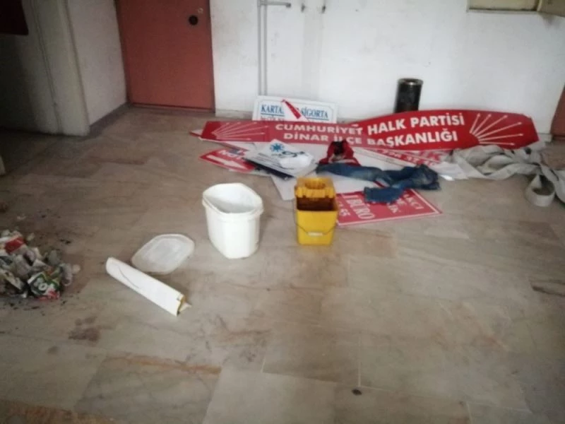 Akli dengesi yerinde olmayan şahıs reklam tabelalarını söktü
