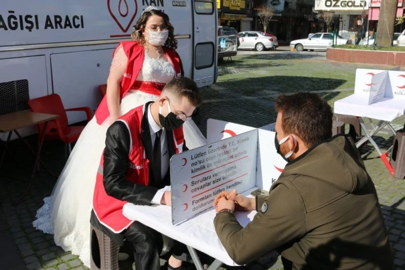 Gelinlik ve damatlığı ile gelip kan bağış aracında hizmet verdiler
