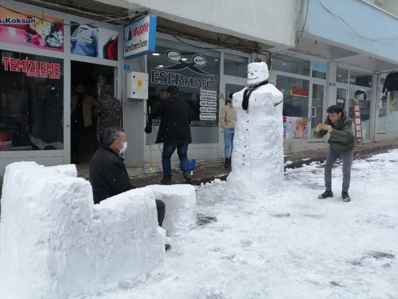 Esnaf kardan kanepe, sehpa yapıp üstünde çay içti
