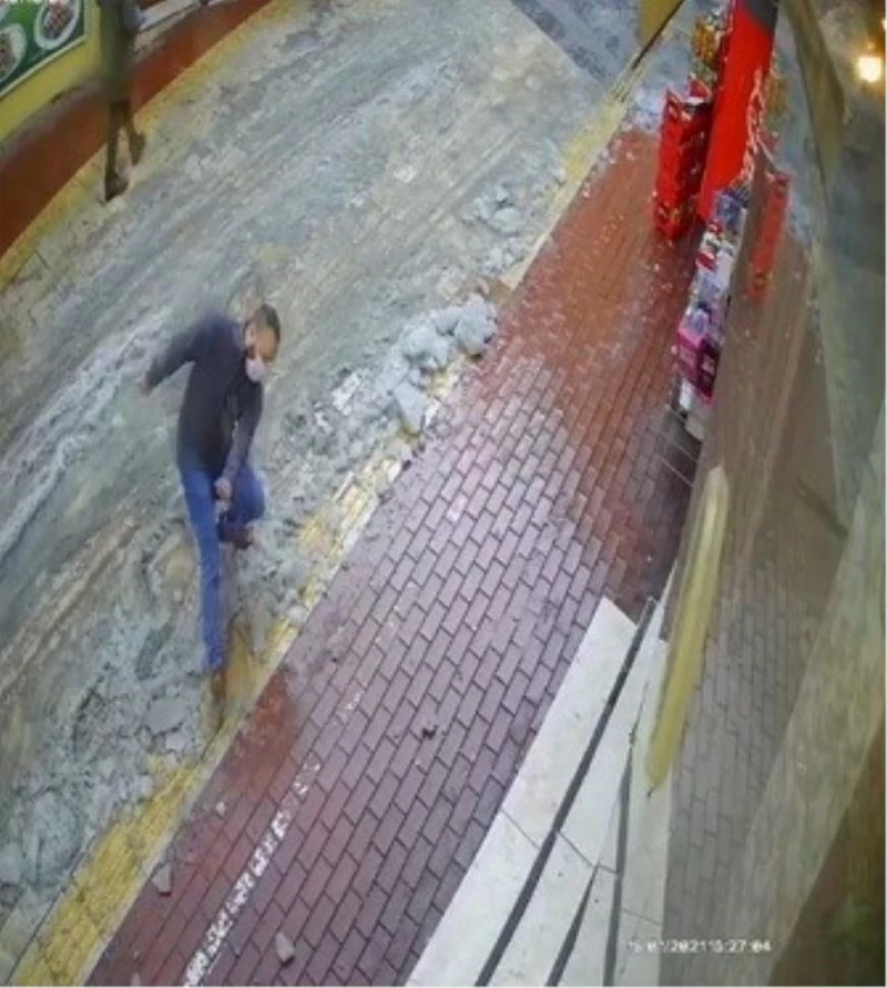 Buzda kayan adamın ayağı böyle kırıldı
