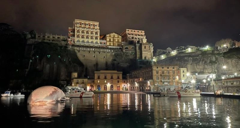 İtalya’da 70 ton ağırlığında ölü balina bulundu
