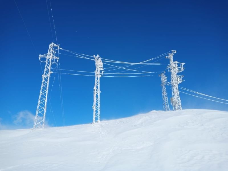 Tunceli’de arızalara giden ekiplerin kar ve soğukla mücadelesi
