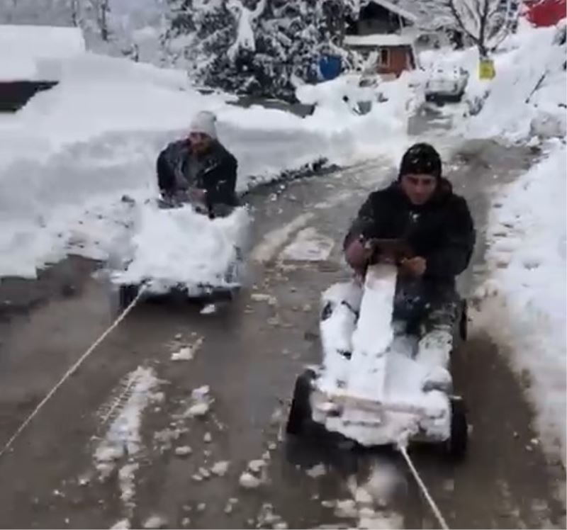 Rize’de tahta arabalarını iple kamyonete bağlayan 2 kafadar kar keyfini böyle yaşadı
