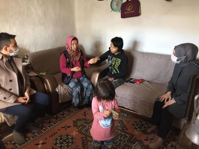 Kaymakam Baytak evlerine gidip vatandaşın sorunlarını dinledi
