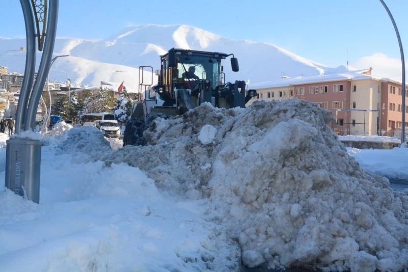 Hakkari kar dağlarından temizleniyor
