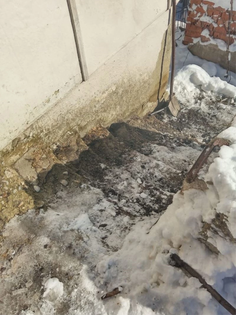 Fil hastası yaşlı kadın yıkılan merdivenler yüzünde evde hapis kaldı
