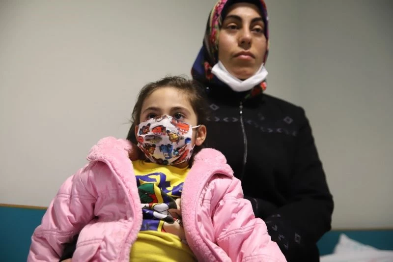 Elazığ’da enkazdan 28 saat sonra kurtulan anne Ayşe ve Yüsra Bebek, depremin izleriyle yaşıyor
