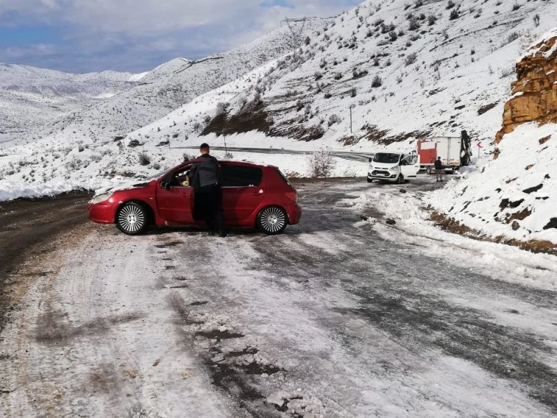 Uludere’de yollar buz pistine döndü, kazalar kaçınılmaz oldu
