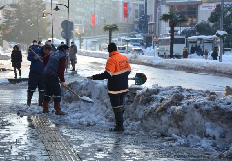 Kdz. Ereğli’de kar kütleleri kaldırılıyor
