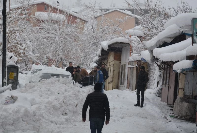 Hakkari’de 213 yerleşim yerinin yolu kapandı

