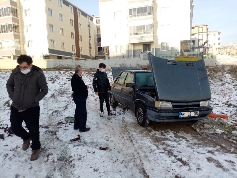 Yanan otomobilini kumla söndürdü
