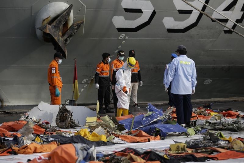Endonezya’da düşen yolcu uçağının enkazını arama çalışmaları durduruldu
