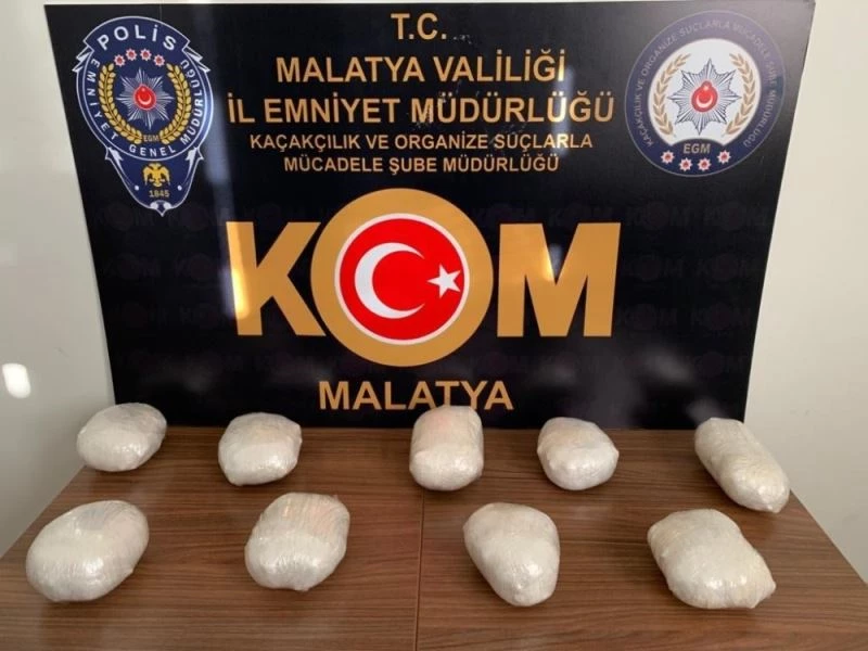 Otobüsteki yolcunun çantasından 3 kilo 604 gram esrar çıktı
