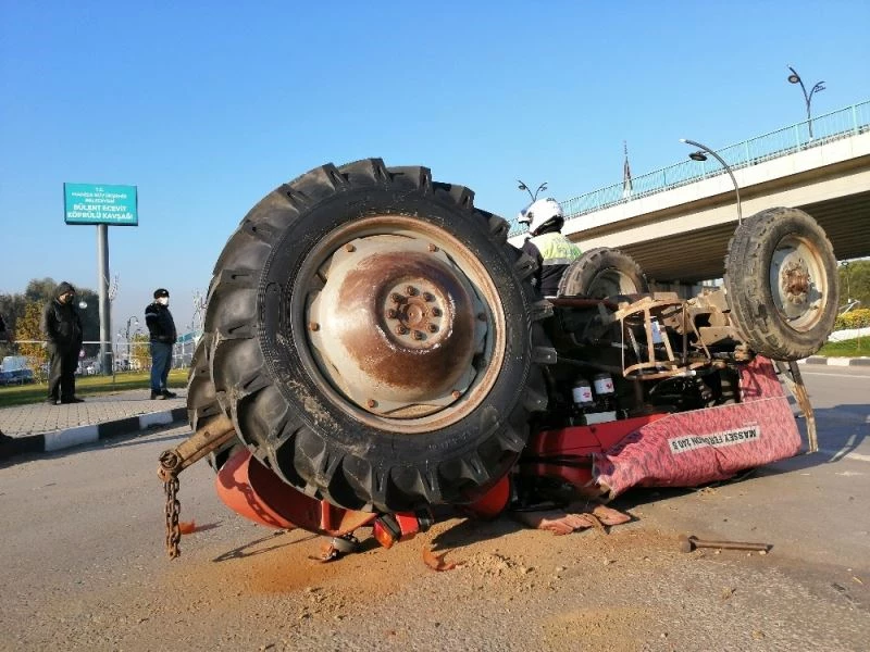 Traktörle kamyonetin çarpışma anı kamerada

