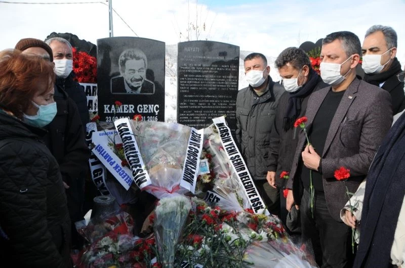 Kamer Genç mezarı başında anıldı
