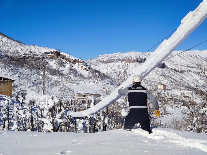 VEDAŞ’ın kar timi zorlu coğrafyada arızaları onarıyor
