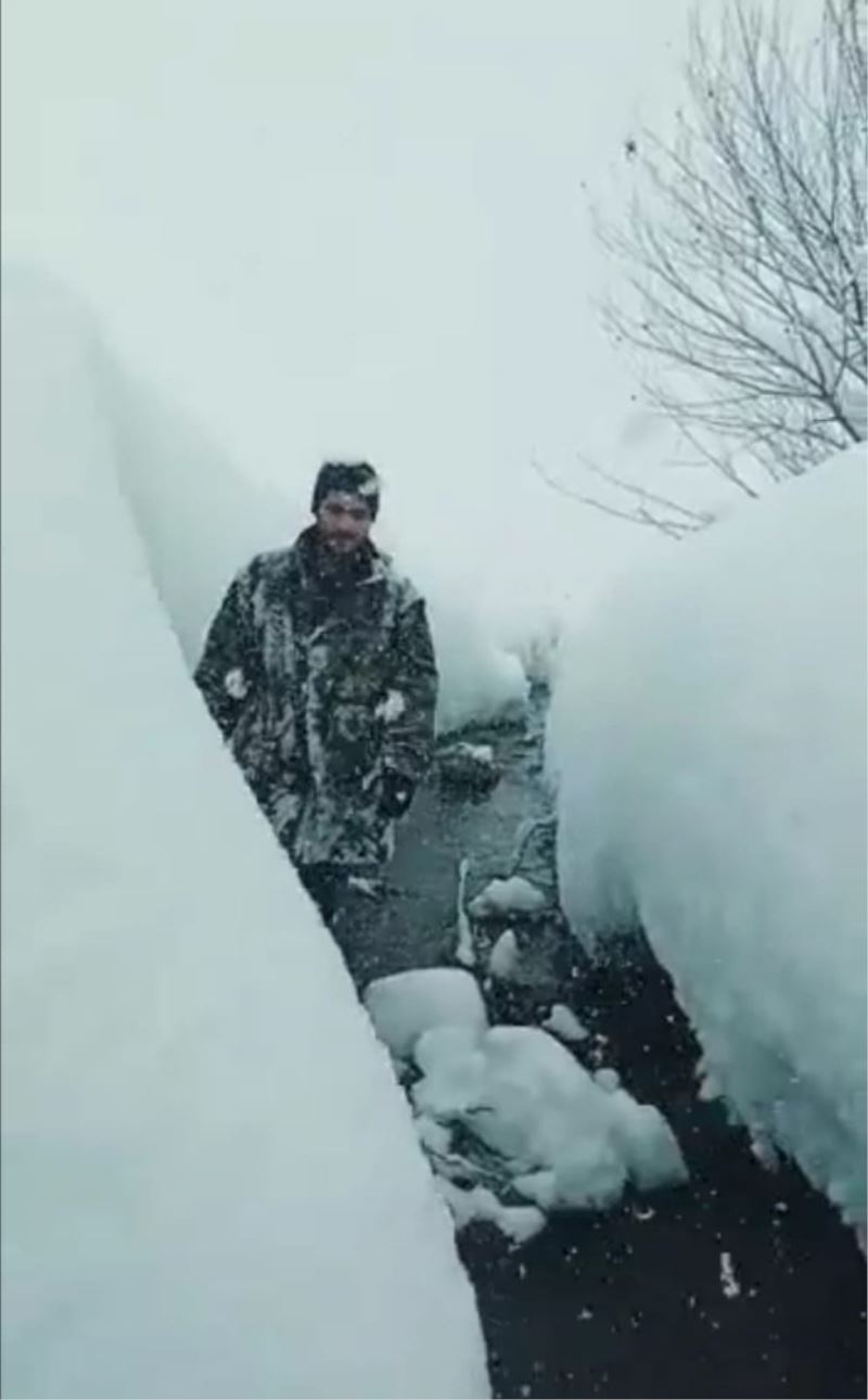 Köy sakinleri insan boyunu aşan kardan dolayı evlerine hapsoldu
