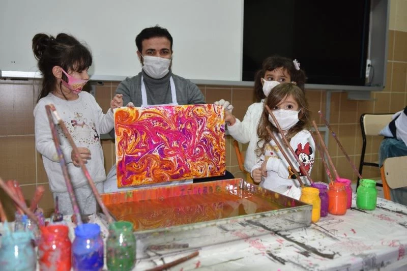 Minikler kollarını sanat için sıvadı
