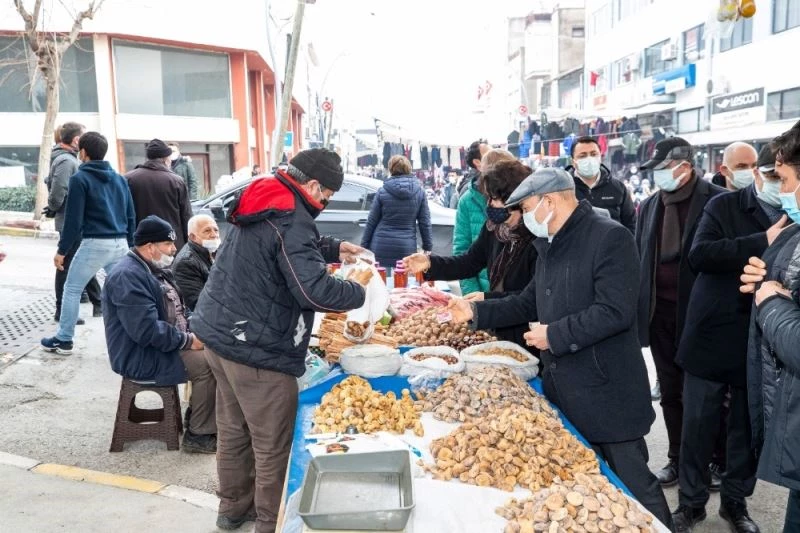 Soyer çifti, pazar alışverişini Bayındır üreticisinden yaptı
