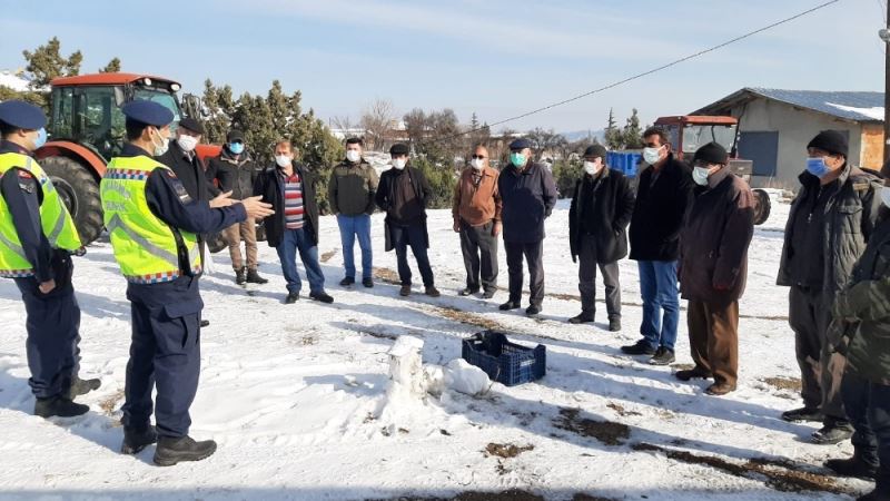 “Reflektör Tak, Görünür Ol” sloganıyla traktör sürücülerine reflektör dağıtıldı
