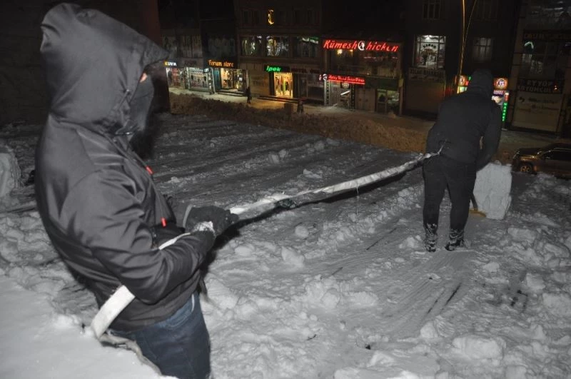 Ekmekleri ipin ucunda
