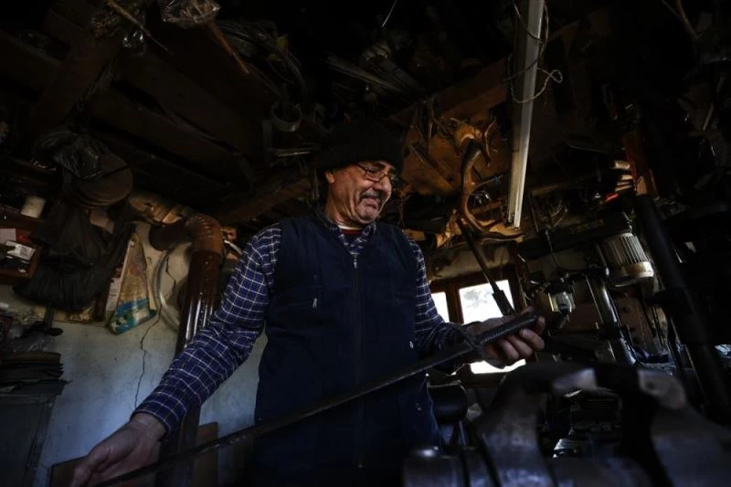 Tarih kitaplarından esinlenerek başladığı bıçak yapımının aranan ustası oldu