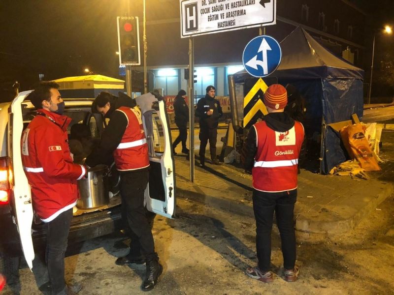 Türk Kızılay ekipleri Ankara’da soğuk havada nöbet tutan ekiplere çorba ikramında bulundu
