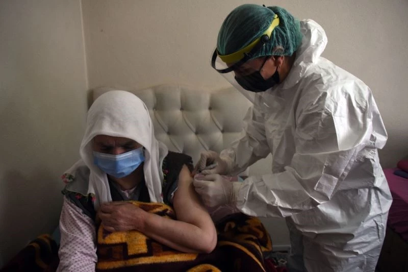 3 metre karda yürüyerek köye ulaşıp aşı yaptılar
