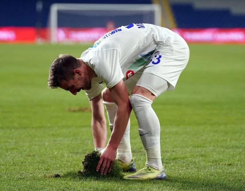 Fatih Terim Stadyumu’nun zemini oyuncuları zorladı
