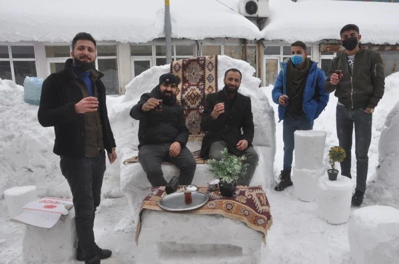 Kardan masa, sandalye ve koltuk yapıp müşteri beklediler
