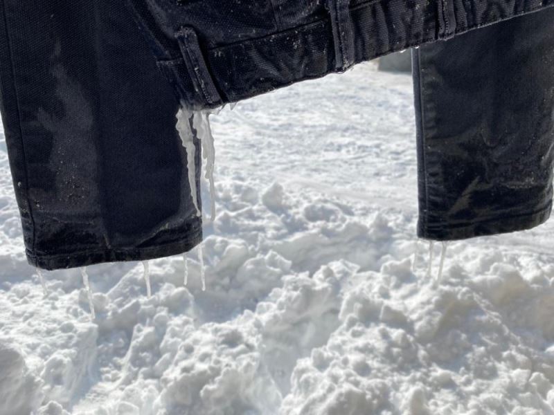 Eksi 32 derecede çamaşırlar dondu, evler dev buz sarkıtlarının altında kaldı
