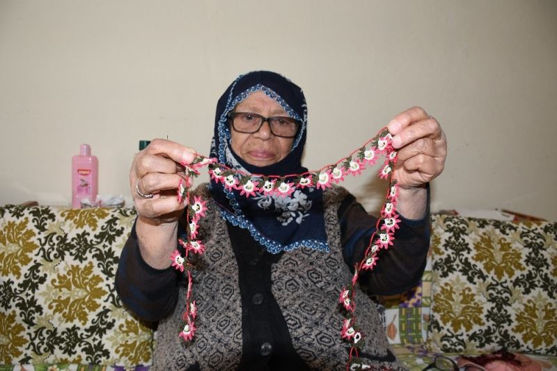 81 yaşındaki Pakize teyze, iğne oyası ile 4 çocuk okutup, evlendirdi
