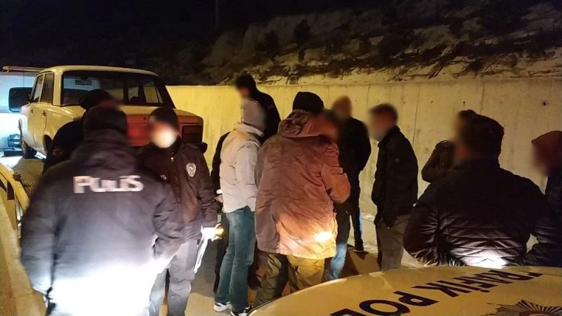 Sokağa çıkma yasağını ihlal edip yakalanacağını anlayınca uyuşturucu aparatlarını araçtan aşağı attılar
