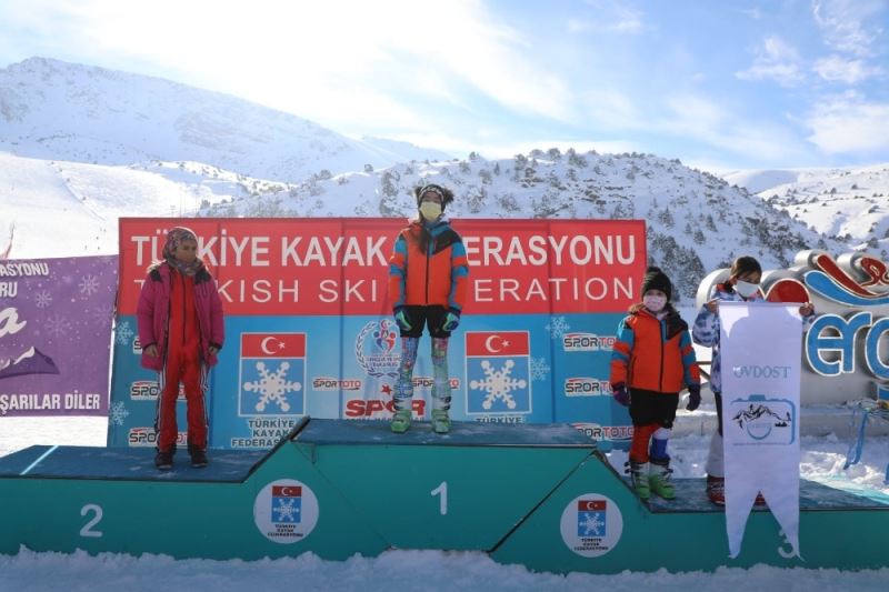 Kayak yarışlarında dereceye giren sporculara ödülleri verildi
