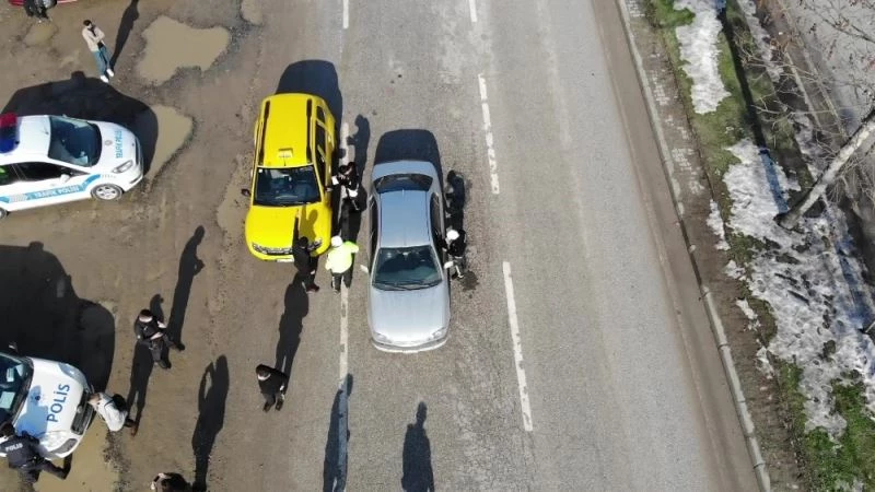 Sokağa çıkma izni olmayan yolcuyu taşırken, polisten kaçan taksi sürücüsü cezadan kaçamadı
