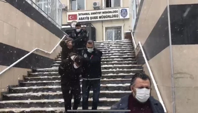 Çekmeköy’de kuyumcuda silahlı gasp kamerada
