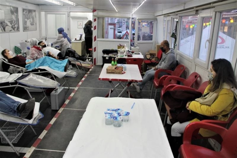 Silopi’de kısıtlamadan muaf tutulan bağışçılar, kan bağışında bulundu
