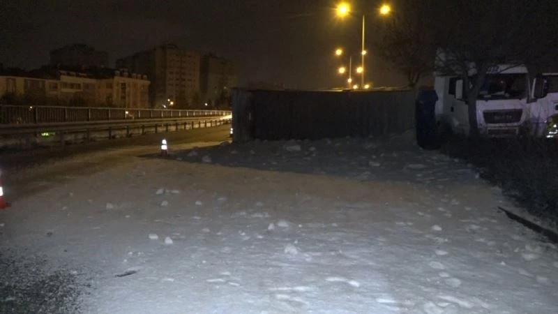 Kontrolde çıkan tır devrildi, tonlarca tuz yola savruldu
