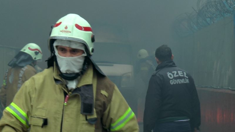 Sancaktepe’de fabrika bahçesinde minibüs alev alev yandı
