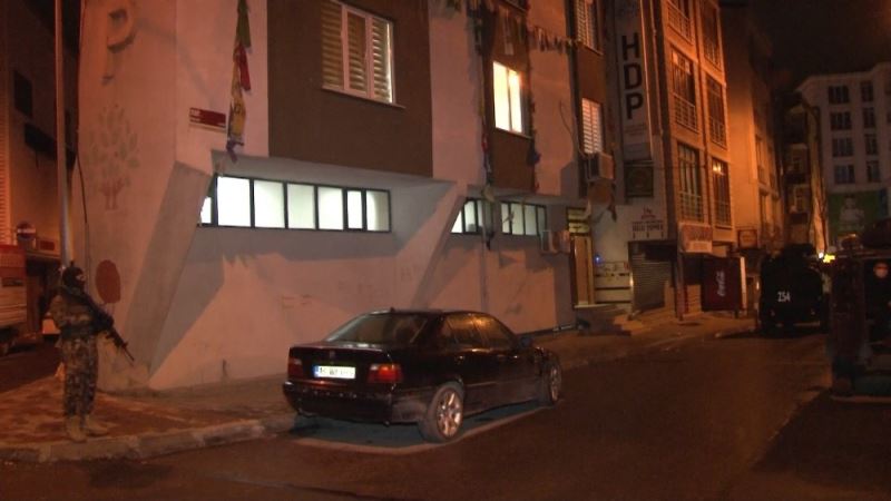 İlçe terörle mücadele şubesine bağlı ekipler HDP Esenyurt İlçe Başkanlığı’na gece baskını düzenledi
