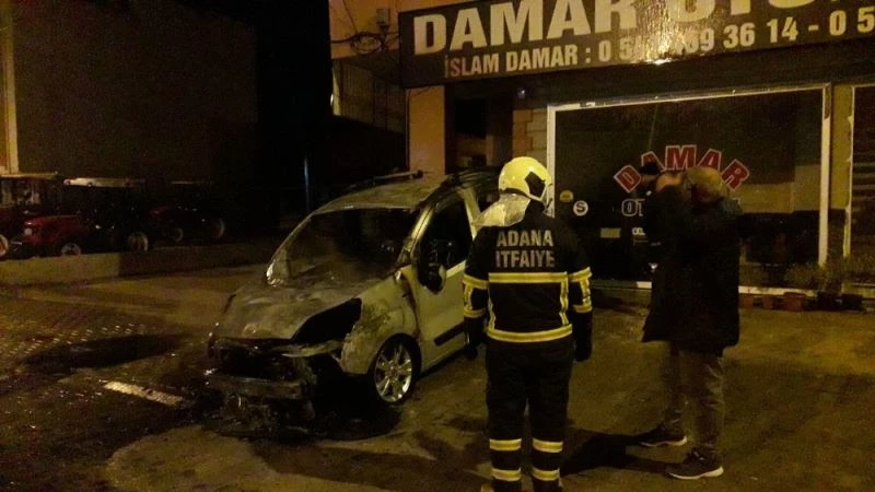 Galeri önündeki satılık araç alev topuna döndü
